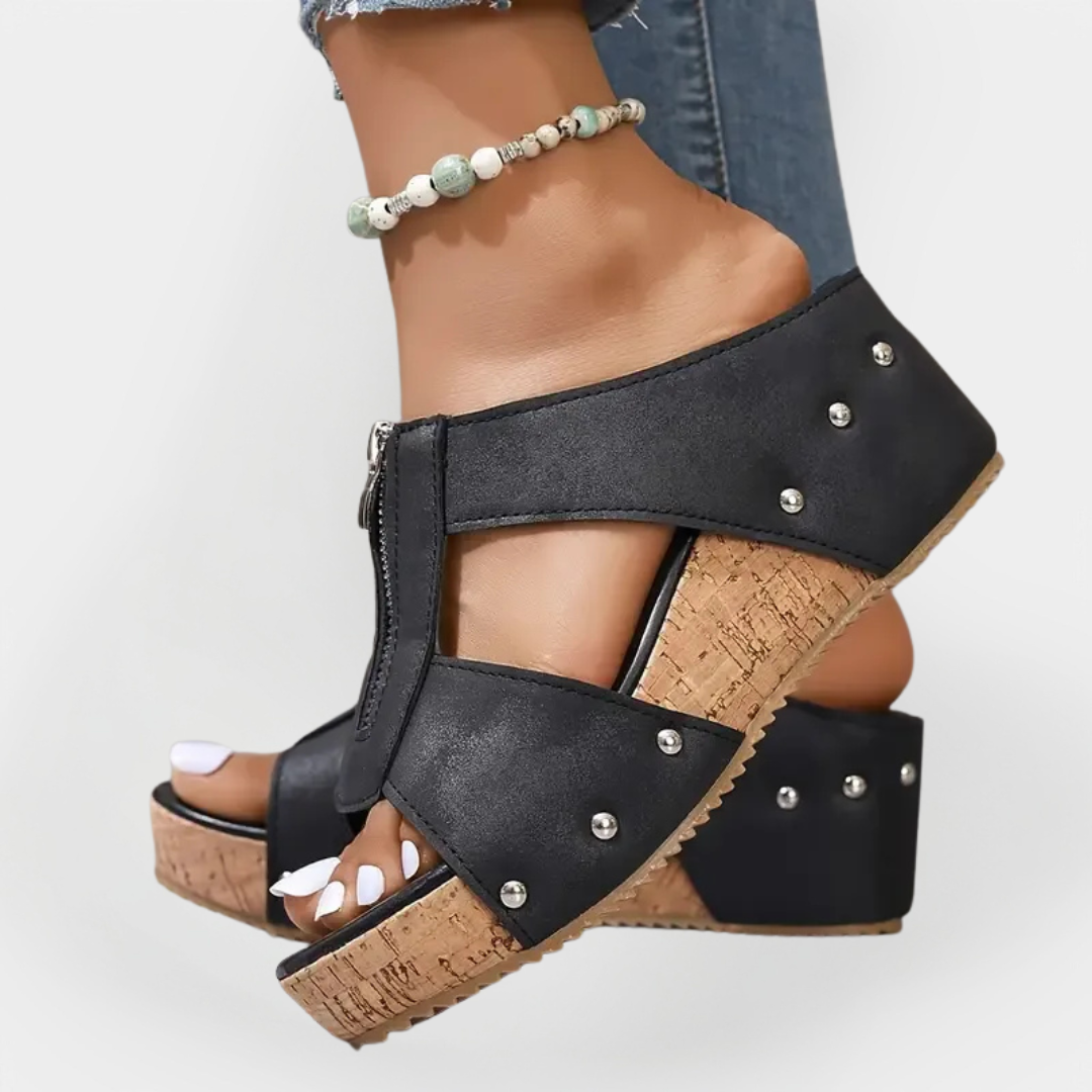 Comfortable Sandals with Heel and Fastening