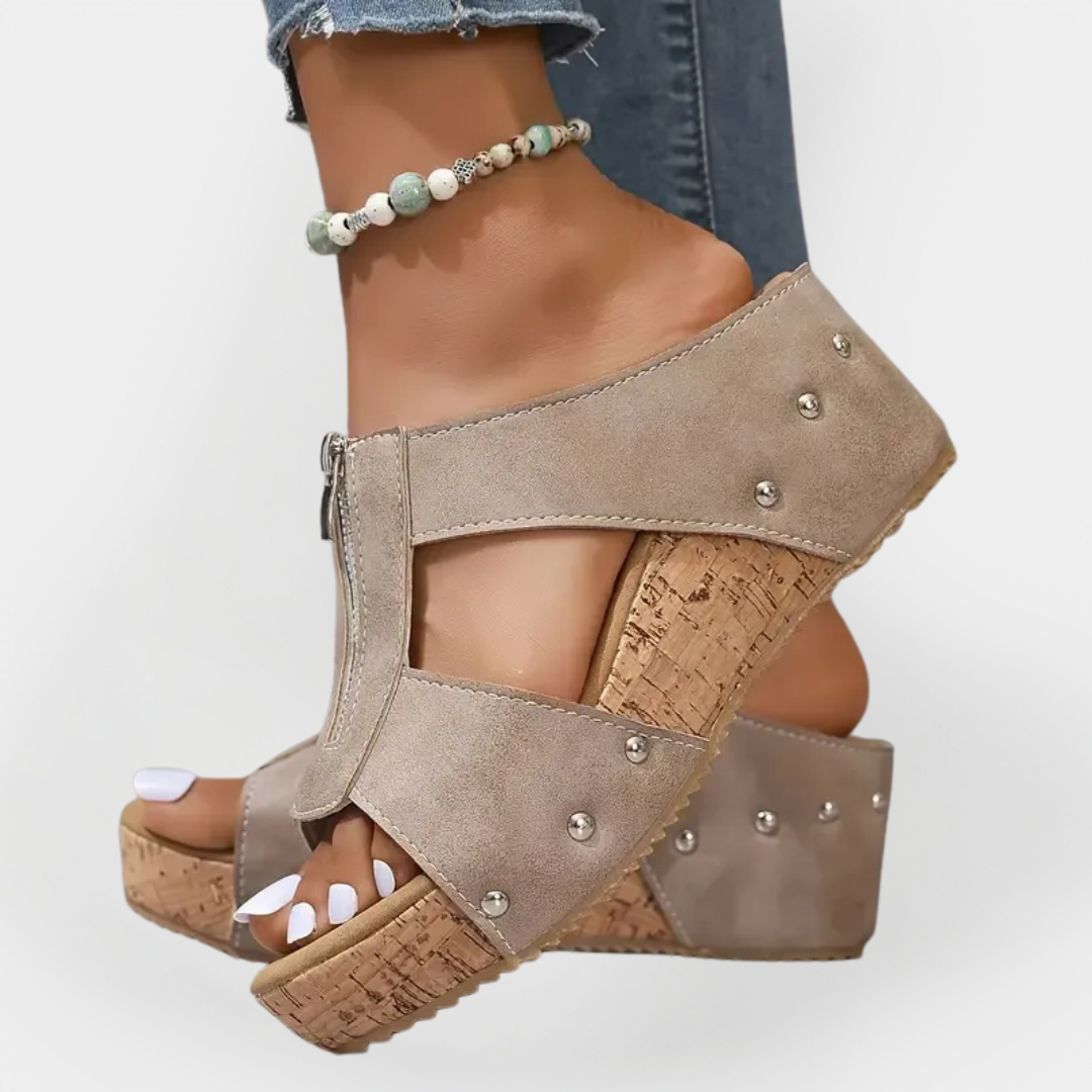 Comfortable Sandals with Heel and Fastening