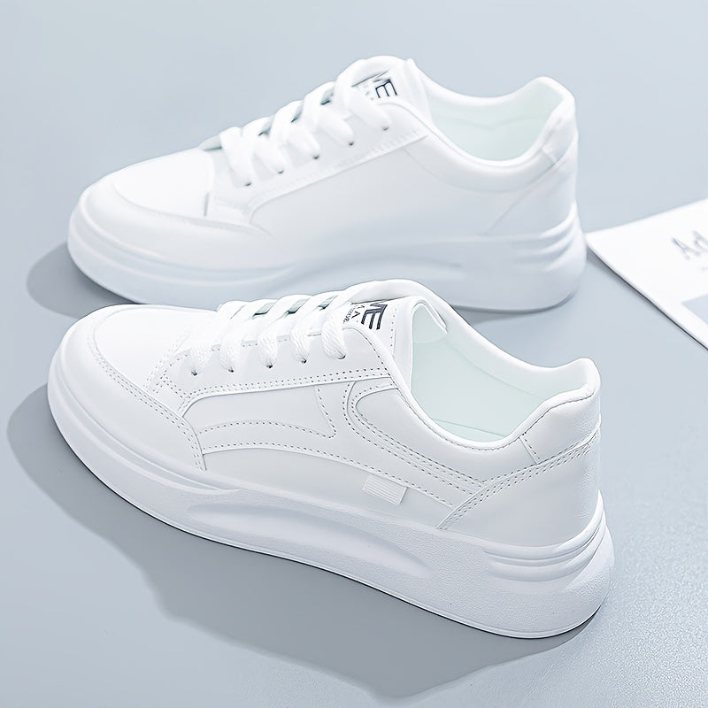 Chic white sneakers with light comfort