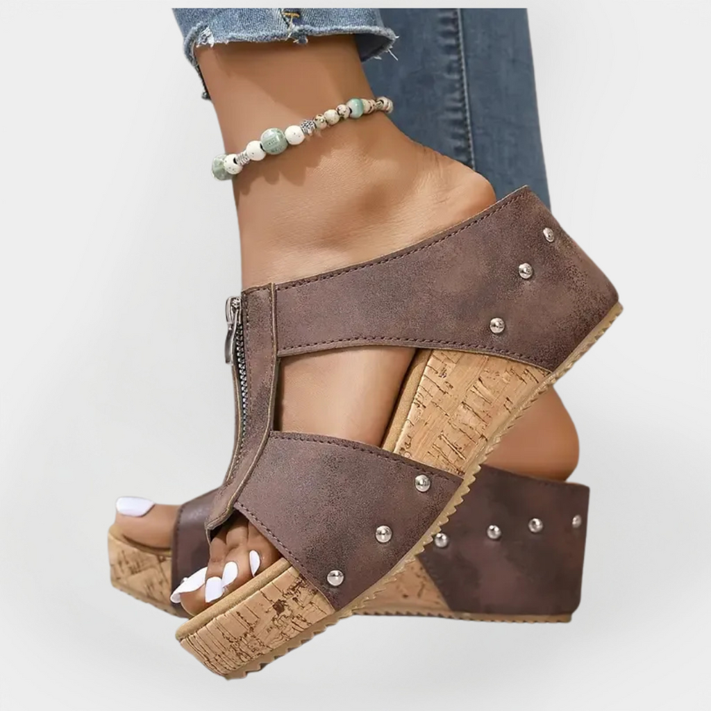 Comfortable Sandals with Heel and Fastening