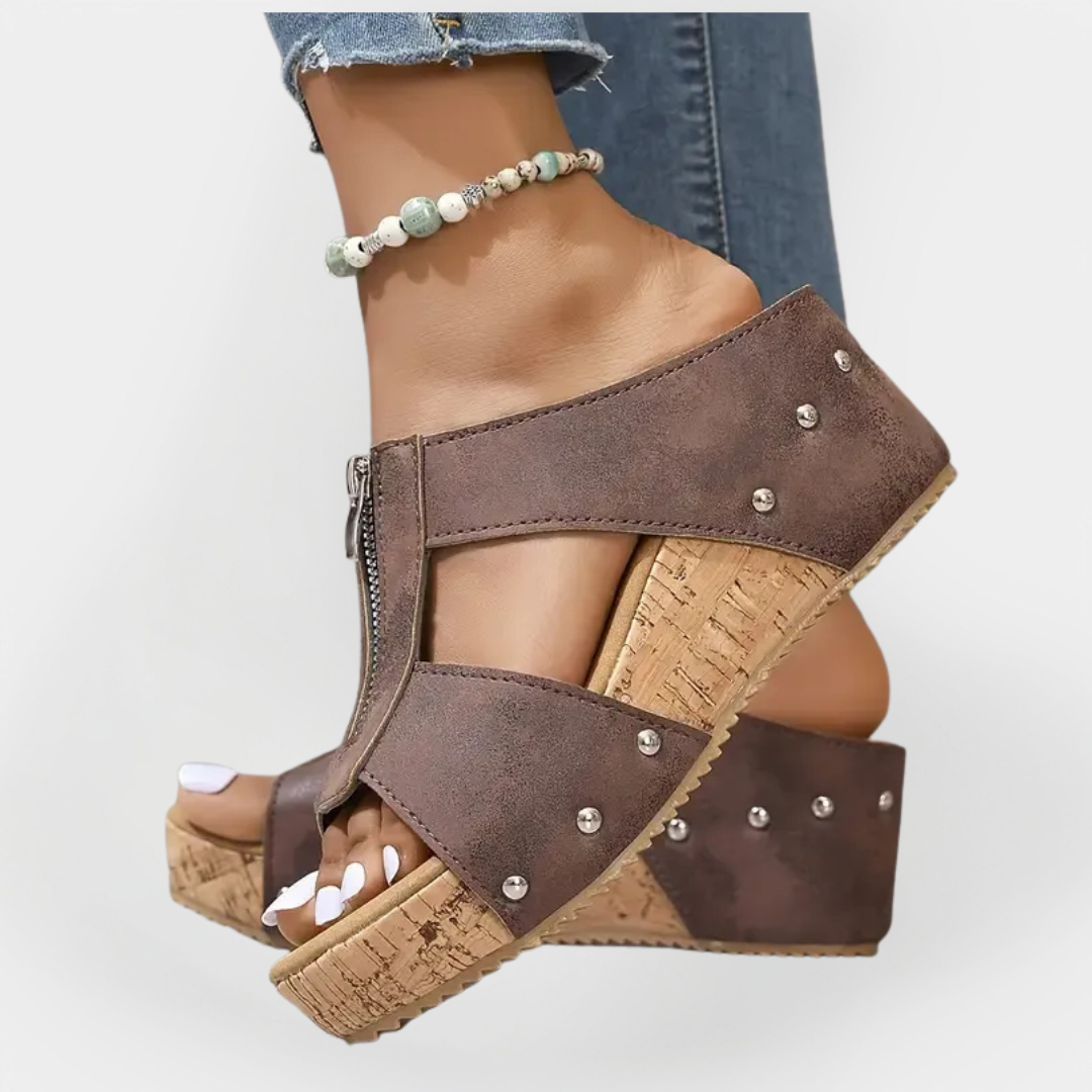 Comfortable Sandals with Heel and Fastening