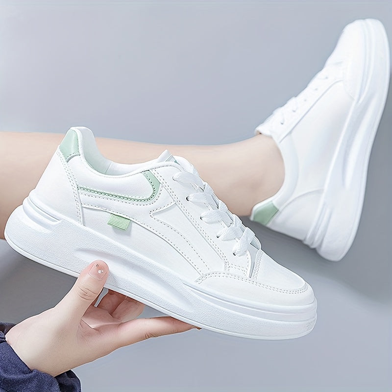 Chic white sneakers with light comfort