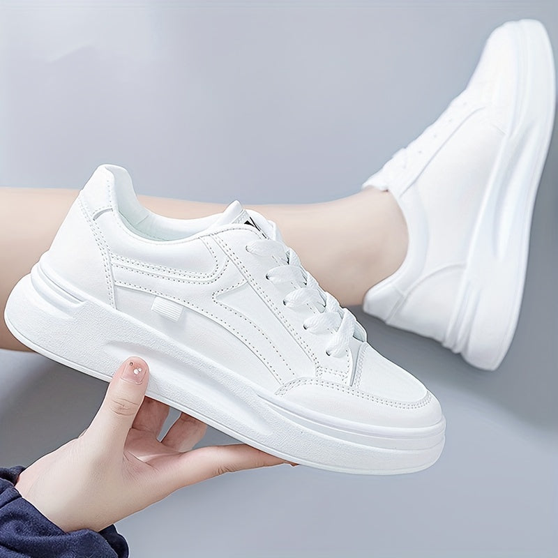 Chic white sneakers with light comfort