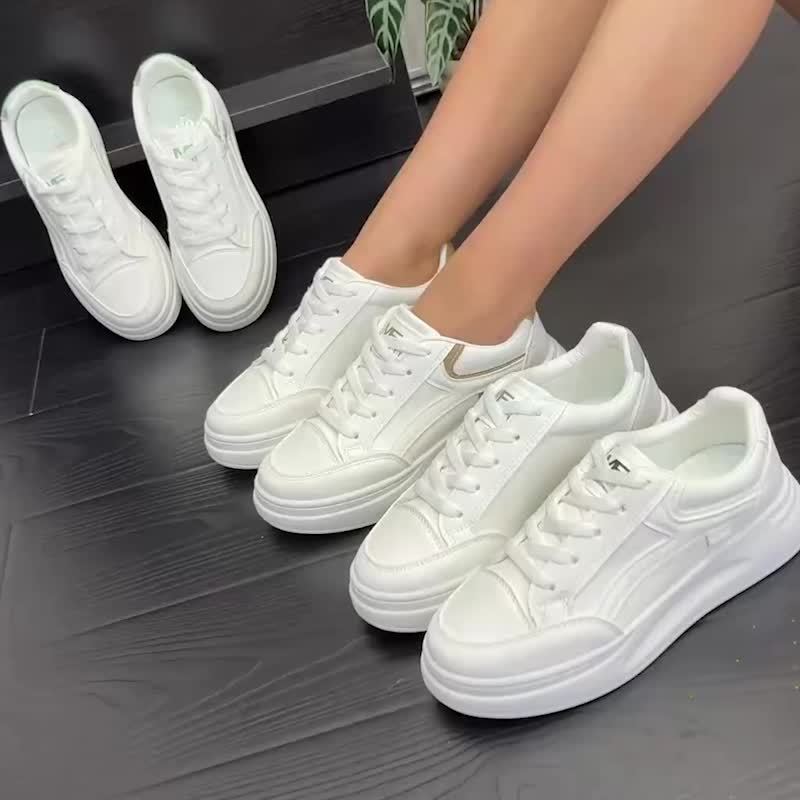 Chic white sneakers with light comfort