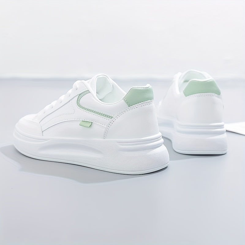 Chic white sneakers with light comfort