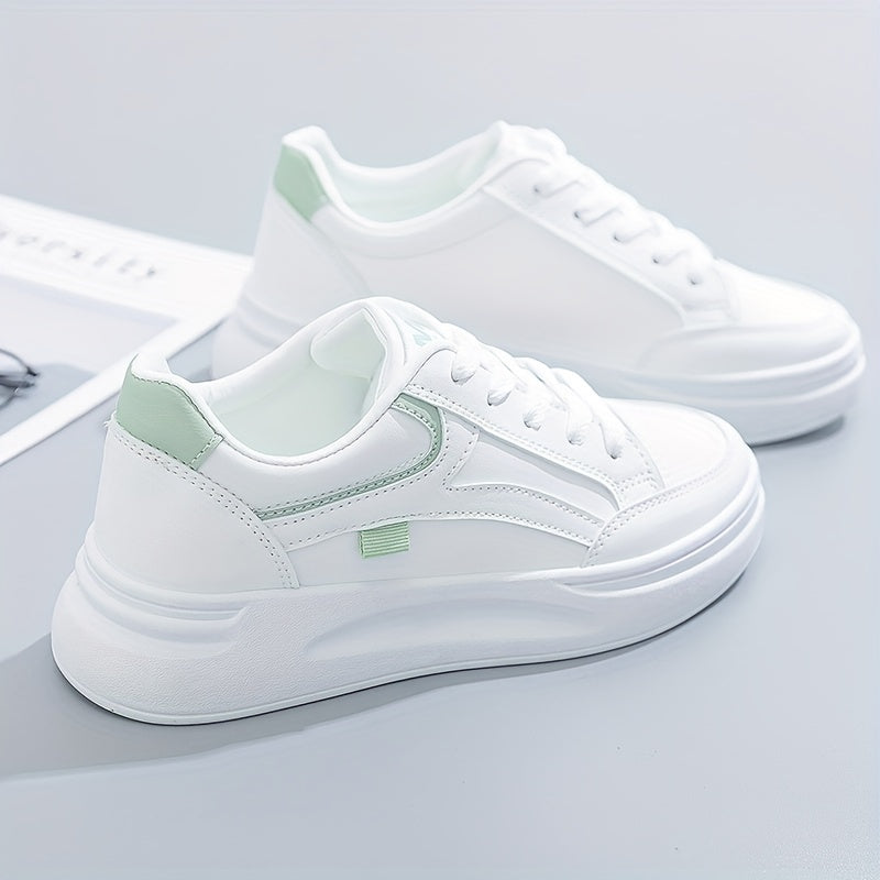 Chic white sneakers with light comfort