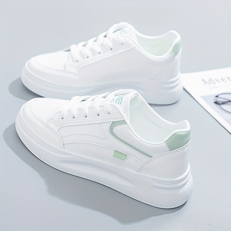 Chic white sneakers with light comfort