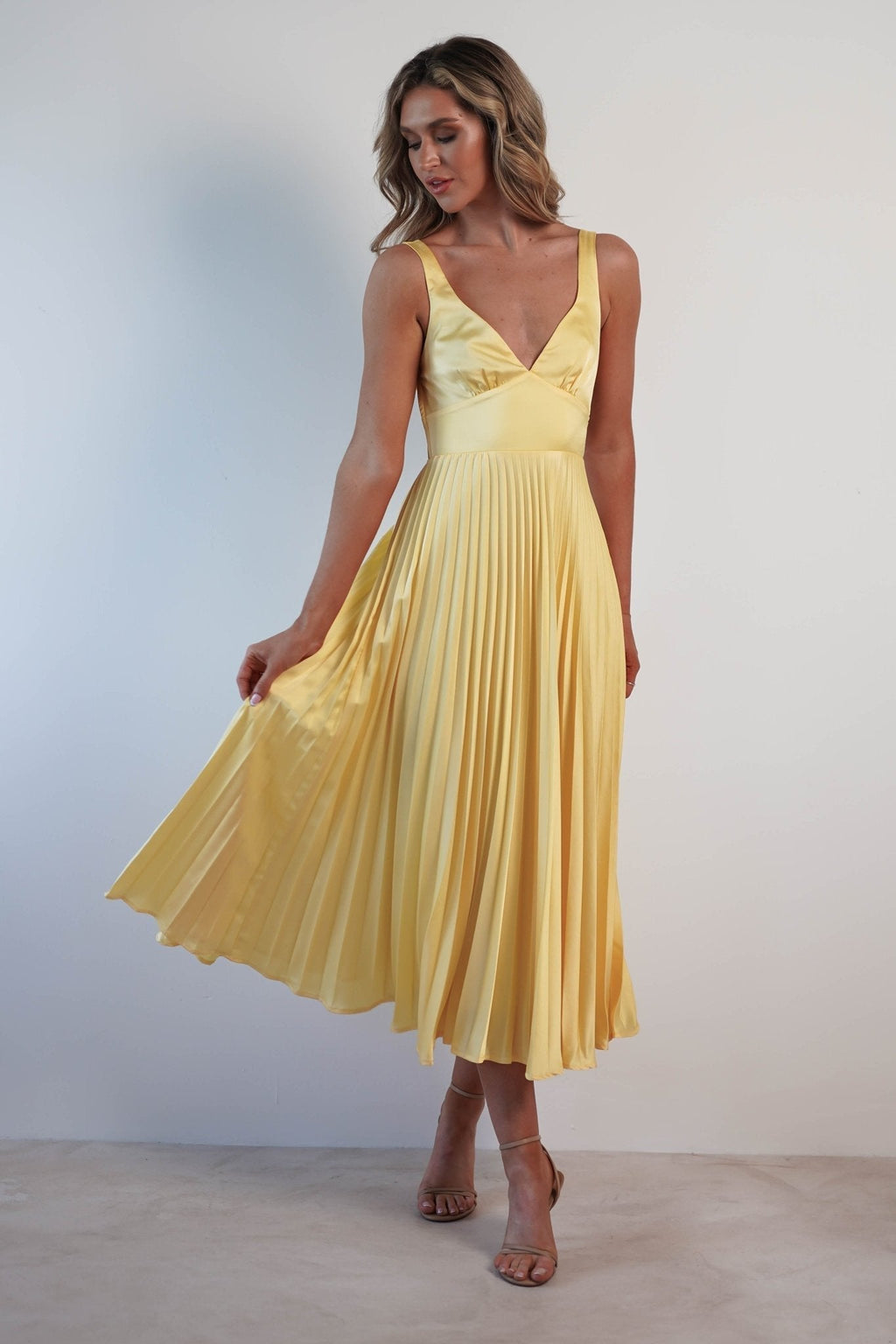 MALKA | Stylish Maxi Dress with Delicate Fall