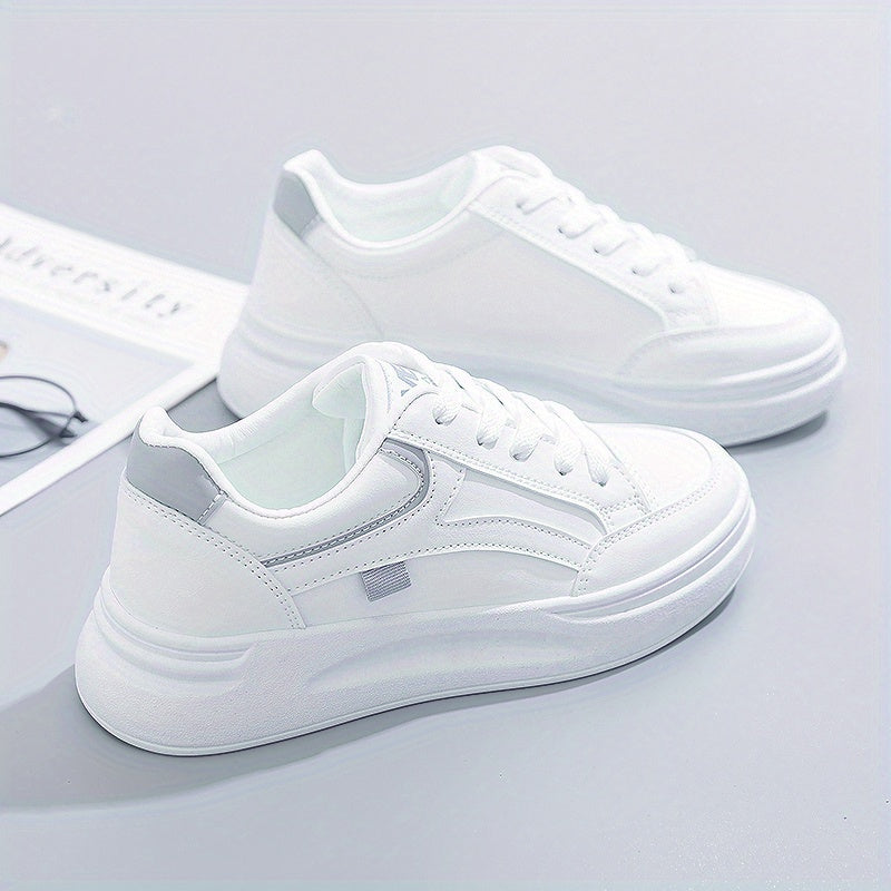Chic white sneakers with light comfort