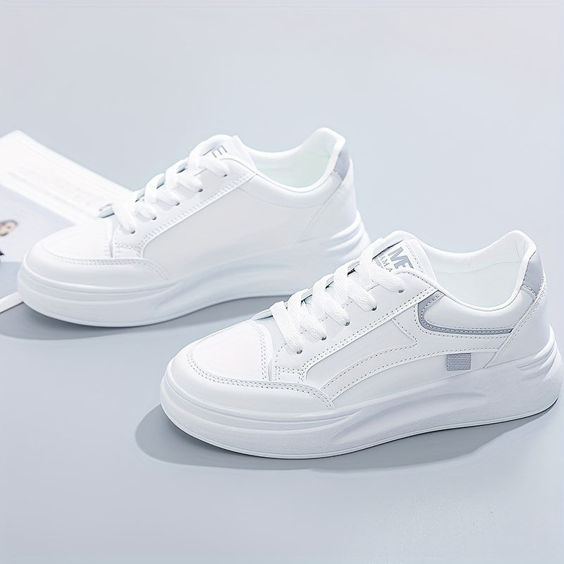 Chic white sneakers with light comfort
