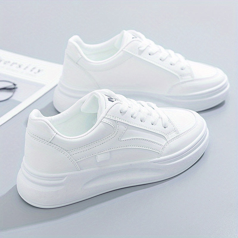 Chic white sneakers with light comfort