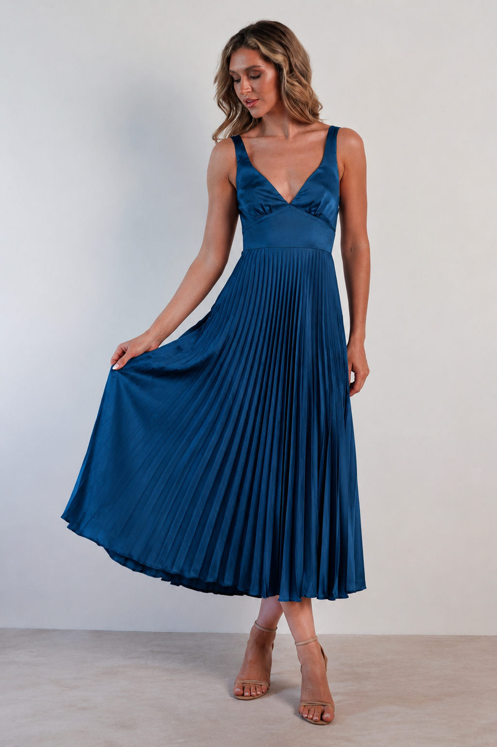 MALKA | Stylish Maxi Dress with Delicate Fall